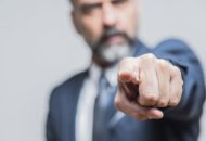 boze man wijst met beschuldigende vinger